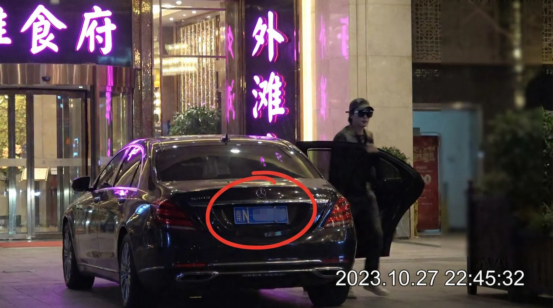 波盈体育平台 - 豪车餐厅外被拍